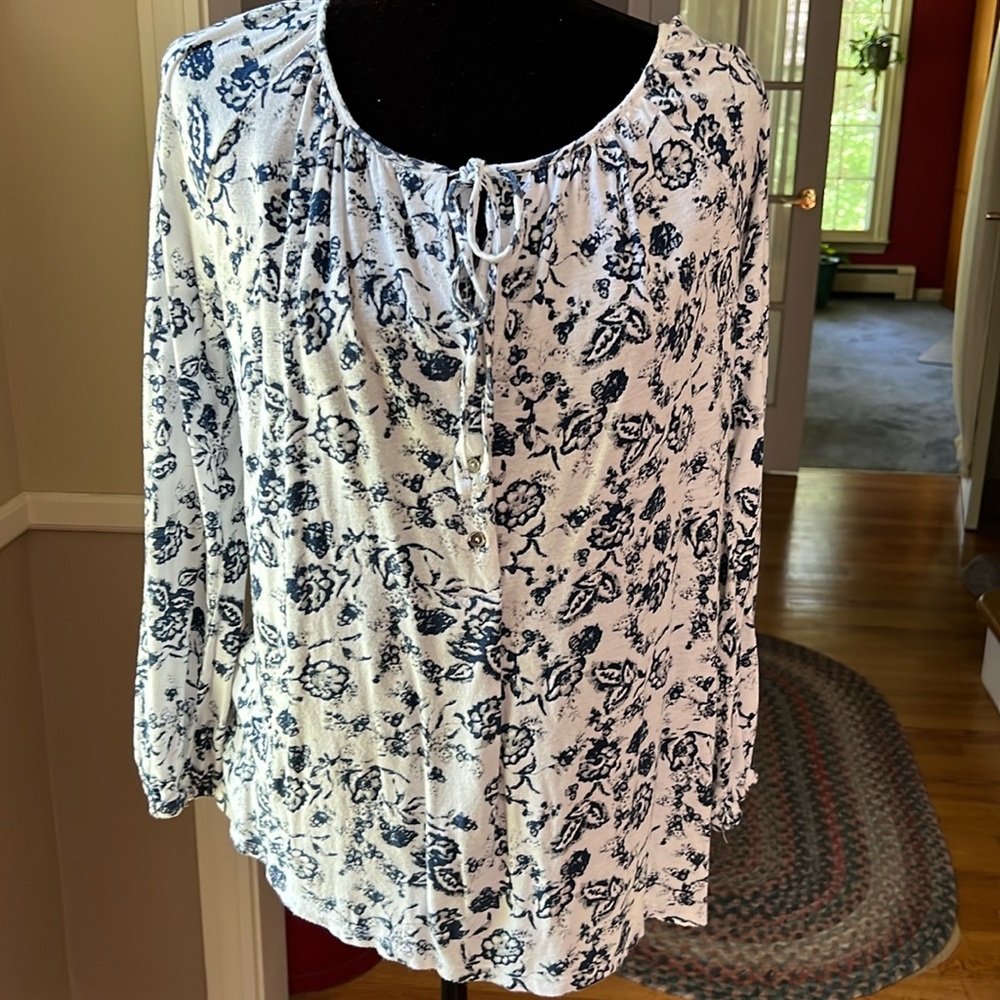 Lucky Brand white/blue long sleeve top in EUC. Size medium.
